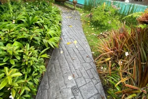 ตัวผลงานคอนกรีตพิมพ์ลาย ลาย EuropeanCobble Garden Aisle full green