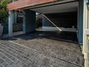 ตัวผลงานคอนกรีตพิมพ์ลาย ลาย Old English Cobble Front Door Home Dark Grey Color